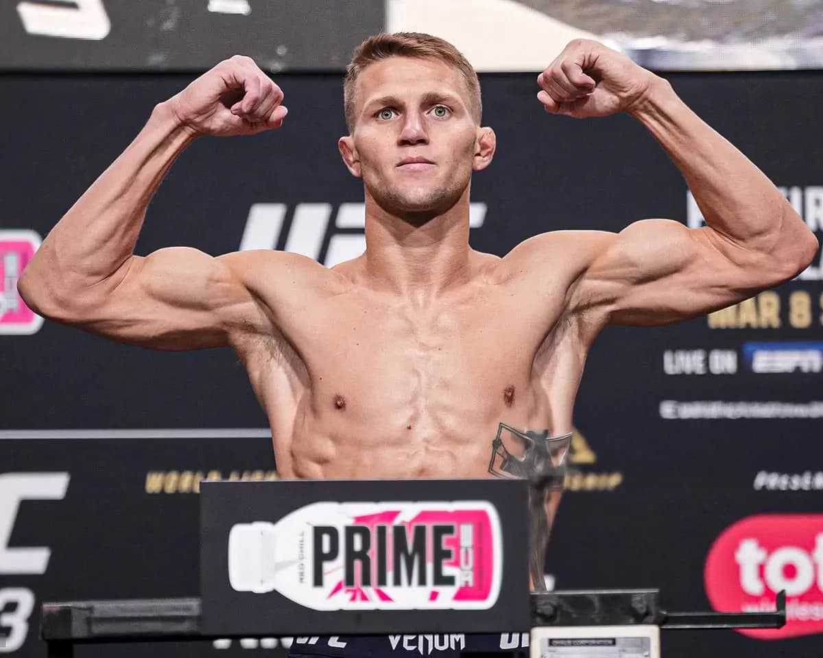 Francis Marshall posing at an official weigh-in